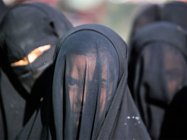 تحقيق-صدمة حكم الدولة الإسلامية تلازم نساء عراقيات خارج الموصل